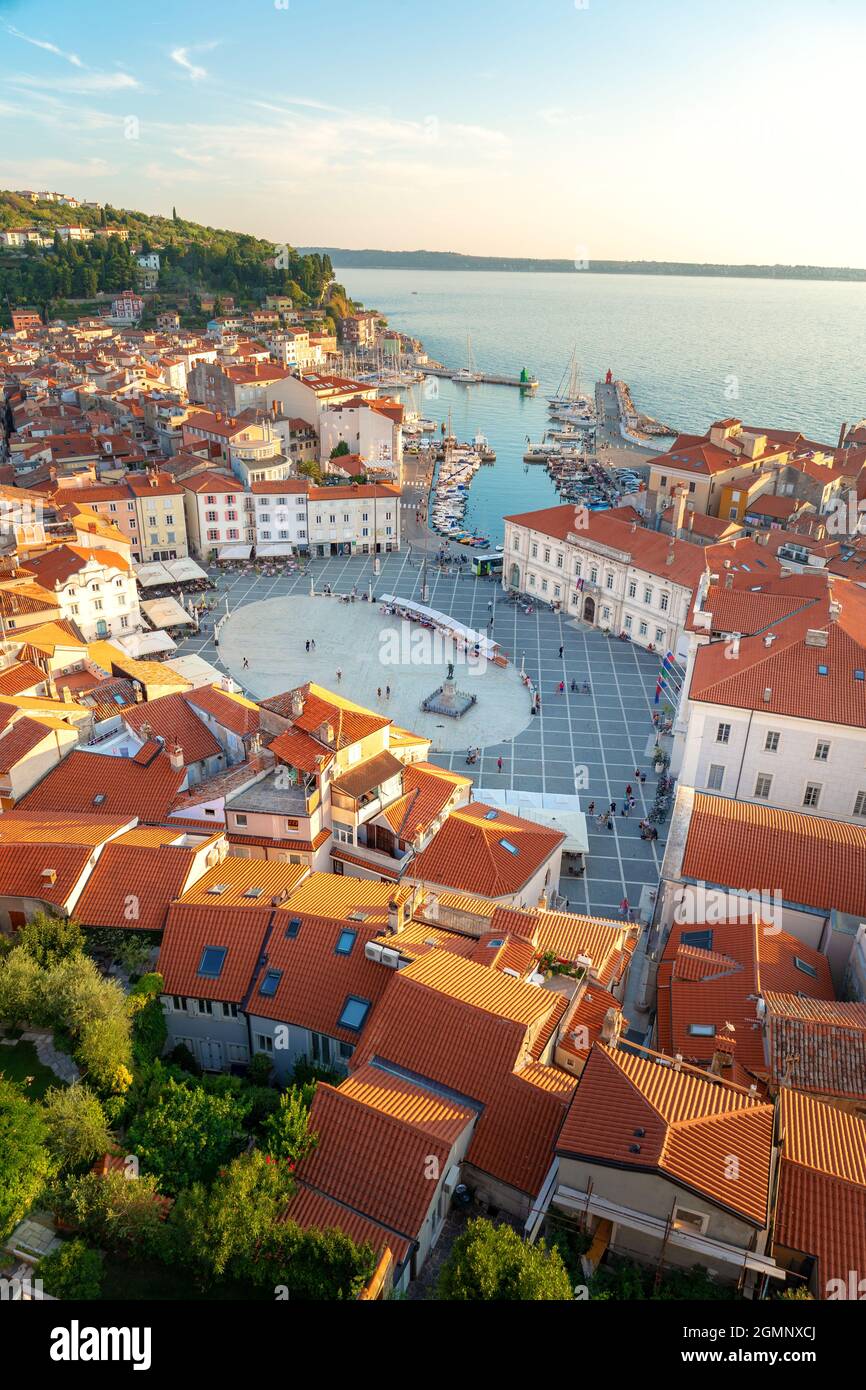 Piazza Tartini da sopra la torre della chiesa di san Giorgio in Pirano Slovenia . Foto Stock