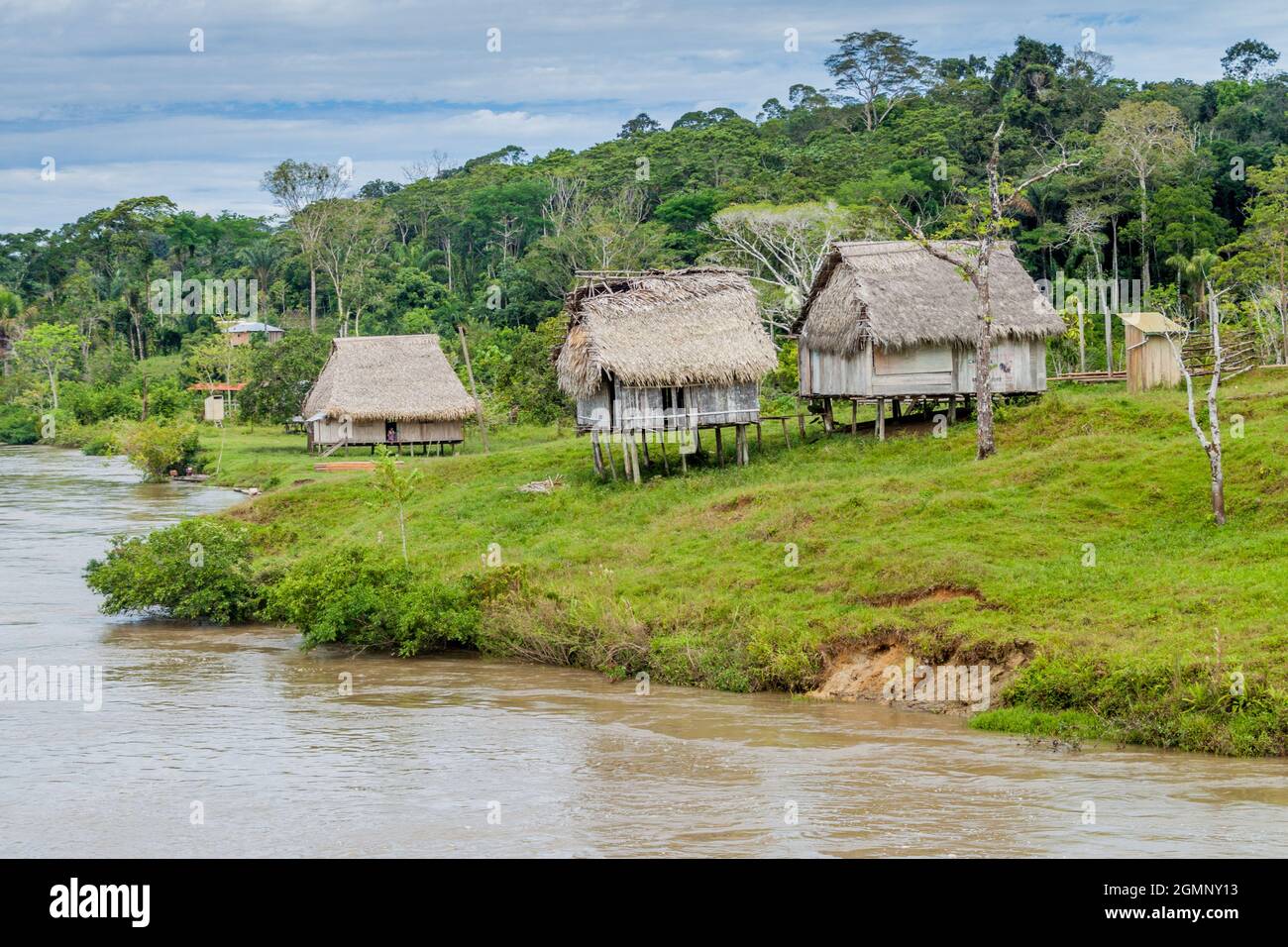 Piccolo villaggio in una giungla peruviana Foto Stock