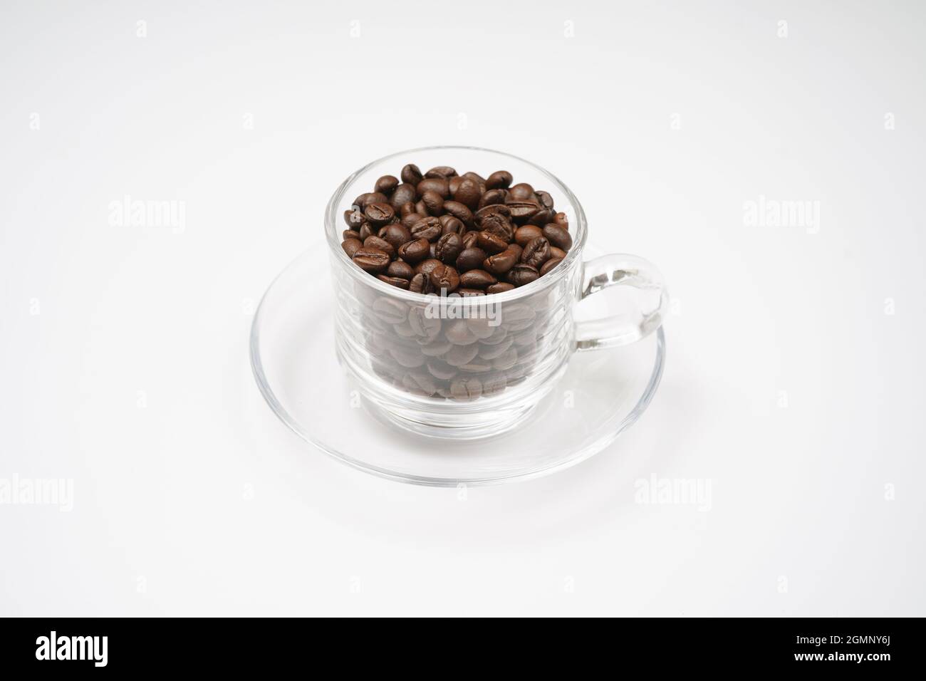 Caffè fagioli in tazza isolato su sfondo bianco Foto Stock