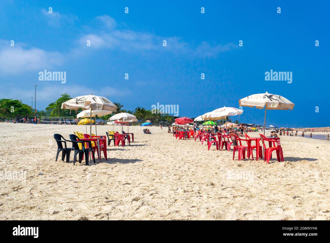 Modello di mobili in plastica nella sabbia bianca nella spiaggia Piratininga a Rio de Janeiro, Brasile. Con uno splendido paesaggio, questo luogo famoso è un Foto Stock