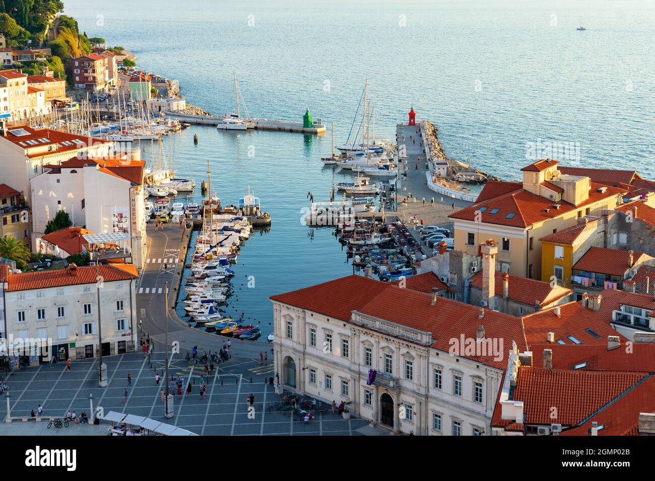 Piazza Tartini e il porto turistico da sopra la torre della chiesa di san Giorgio in Pirano Slovenia . Foto Stock