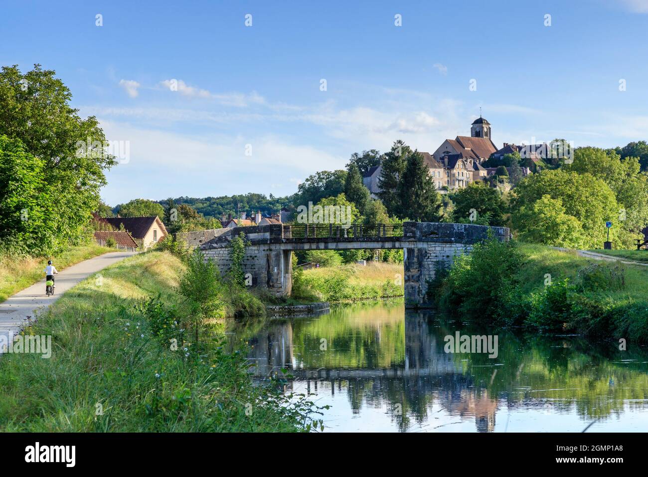 Francia, Yonne, Canal du Nivernais, Chatel Censoir, canale e ciclista sulla strada verde V51 le Tour de Bourgogne in bicicletta // Francia, Yonne (89), Canal du Ni Foto Stock