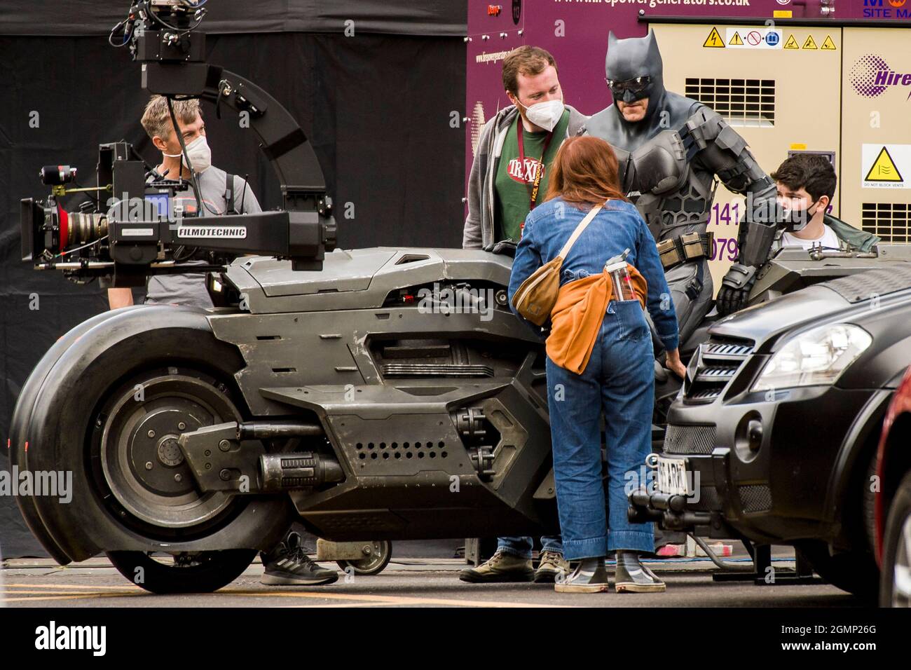 Il centro di Glasgow è trasformato nella città di Gotham per le riprese di 'The Flash'. Batman è avvistato sul Batpod che corre attraverso la città. Credito: Euan Cherry Foto Stock