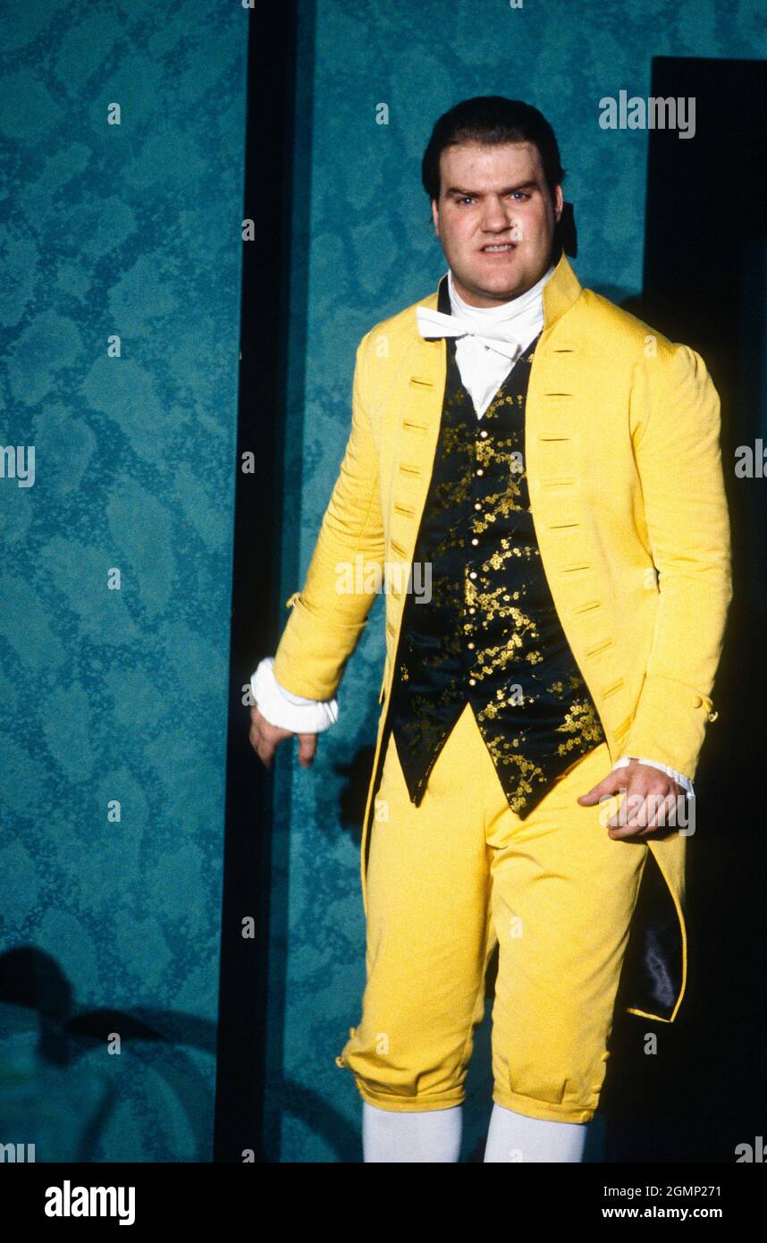 Atto 4: Bryn Terfel (Figaro) NEL MATRIMONIO DI FIGARO all'Opera Nazionale Inglese (ENO), London Coliseum, London WC2 30/10/1991 musica: Wolfgang Amadeus Mozart libretto: Lorenzo da Ponte Direttore: Paul Daniel design: Richard Hudson illuminazione: Nick Chelton coreografo: Ron Howell regista: Graham Vick Foto Stock