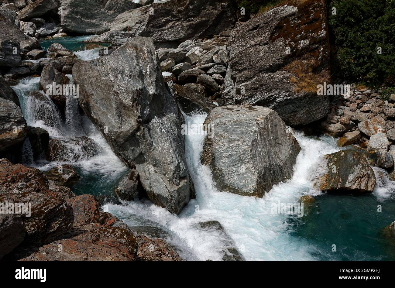 Cascate di Thunder Creek; acqua che scorre su massi, natura, forte, tumbling, Haast River, Mt. Aspiring National Park, Wanaka; Nuova Zelanda Foto Stock