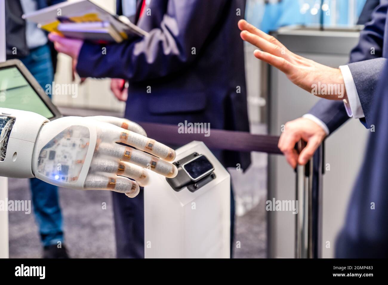 Mano umana e del robot come un simbolo di collegamento tra persone e intelligenza artificiale tecnologia. Foto Stock
