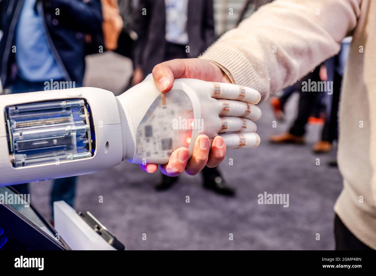 Mano umana e del robot come un simbolo di collegamento tra persone e intelligenza artificiale tecnologia. Foto Stock