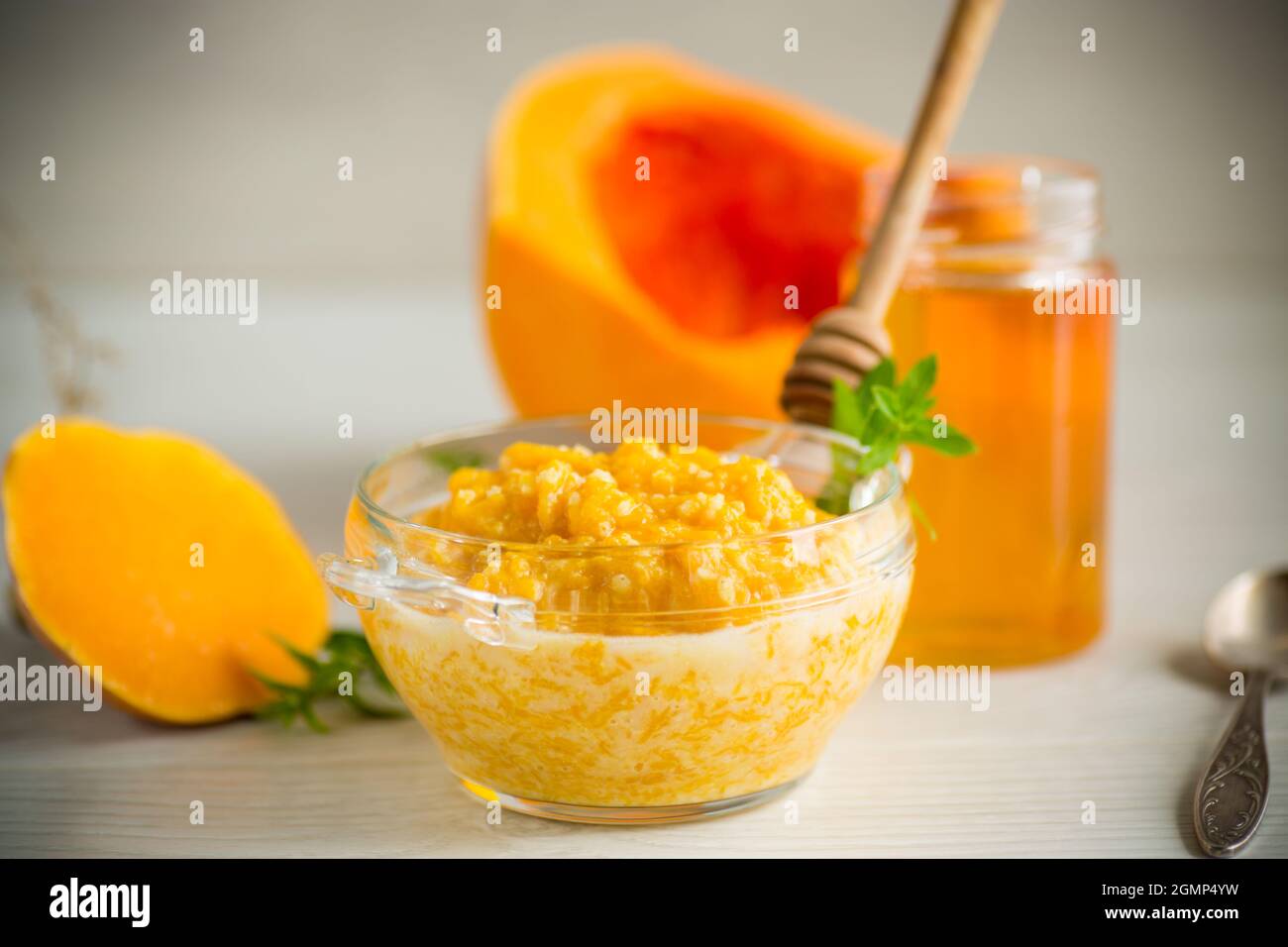 porridge di zucca bollito in una ciotola con miele Foto stock - Alamy