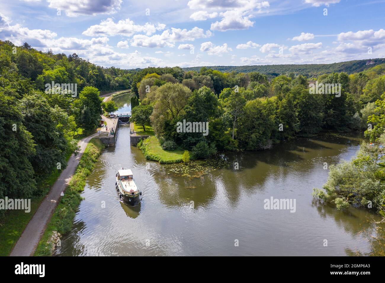 Francia, Yonne, Canal du Nivernais, Merry sur Yonne, lucchetto e casa galleggiante sul Canal du Nivernais con il fiume Yonne sulla destra e il canale alzaia, Foto Stock