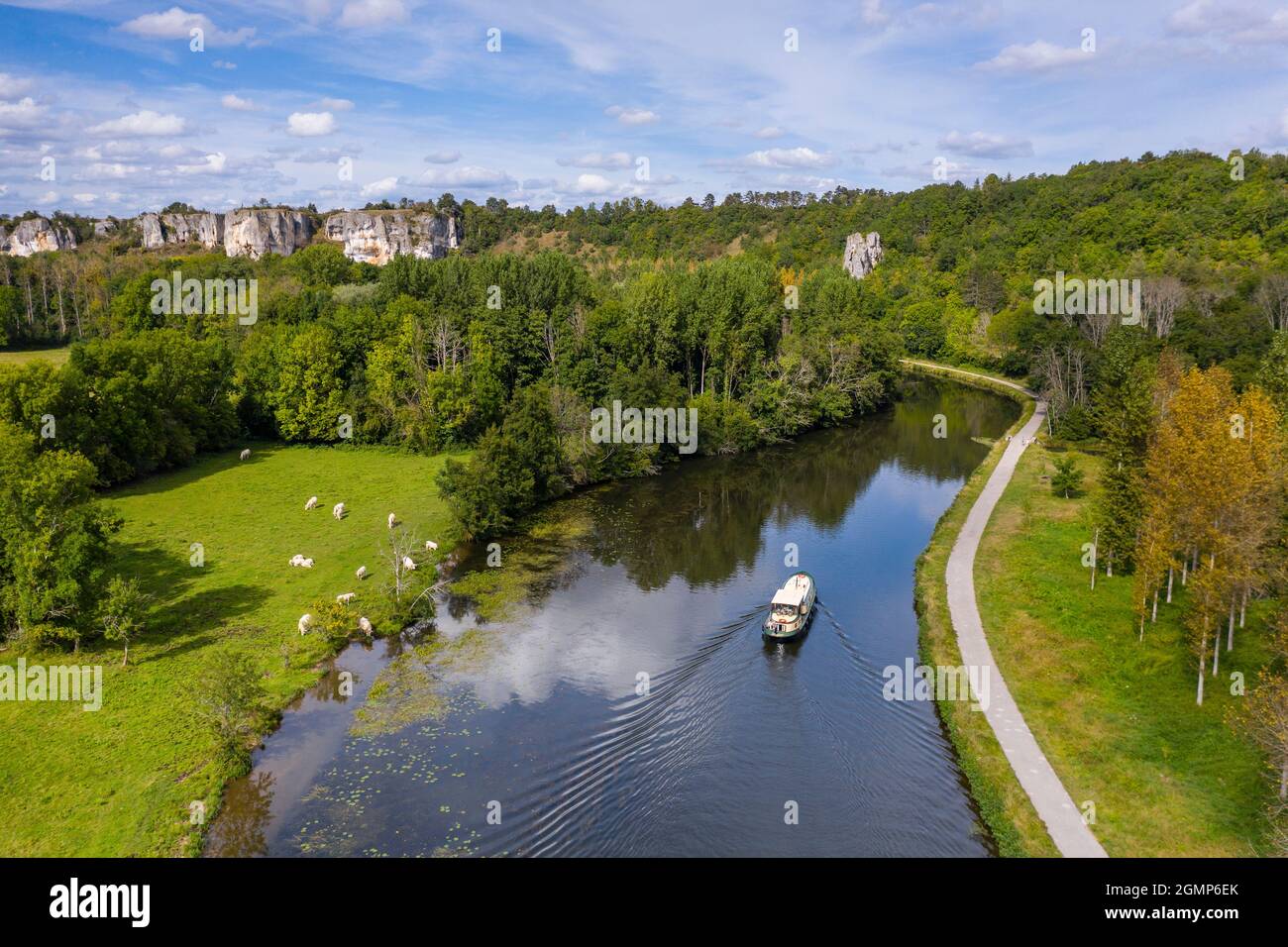 Francia, Yonne, Canal du Nivernais, Merry sur Yonne, casa galleggiante sul Canal du Nivernais, canale alzaia, strada verde V51 le Tour de Bourgogne in bicicletta AN Foto Stock