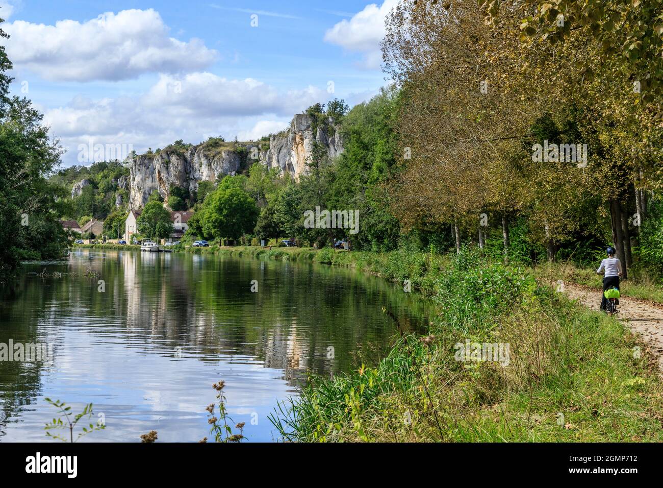 Francia, Yonne, Canal du Nivernais, Merry sur Yonne, la Saussois, Canal du Nivernais, ciclista sulla strada verde V51 le Tour de Bourgogne in bicicletta e il Ro Foto Stock
