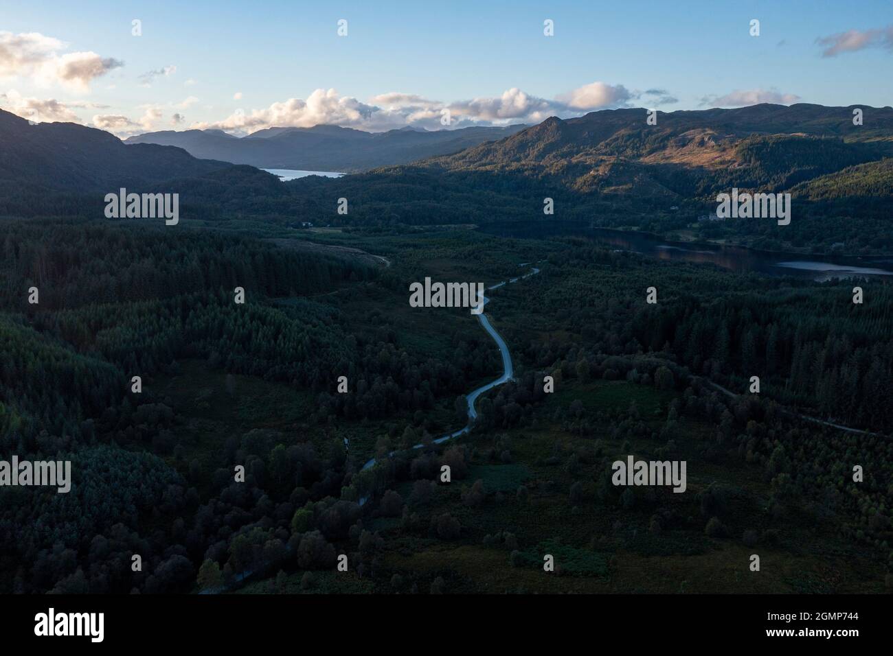 Dukes Pass, Aberfoyle e Loch Achray, Loch Lomond e Trossachs National Park, Scozia, Regno Unito. 19 Settembre 2021. NELLA FOTO: Vista del drone della strada conosciuta come Dukes Pass che è la A821 che collega Loch Achray ad Aberfoyle e sul cuore turistico molto popolare 200 Route. Si tratta di un'area affollata da appassionati di attività all'aria aperta e da turisti che vogliono fuggire dalla città e entrare nella panoramica campagna scozzese. Credito: Colin Fisher Foto Stock