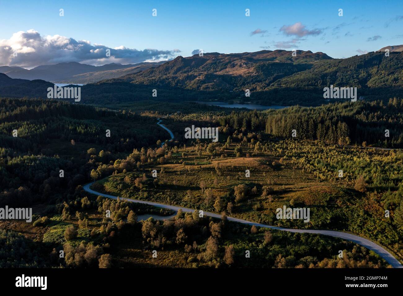 Dukes Pass, Aberfoyle e Loch Achray, Loch Lomond e Trossachs National Park, Scozia, Regno Unito. 19 Settembre 2021. NELLA FOTO: Vista del drone della strada conosciuta come Dukes Pass che è la A821 che collega Loch Achray ad Aberfoyle e sul cuore turistico molto popolare 200 Route. Si tratta di un'area affollata da appassionati di attività all'aria aperta e da turisti che vogliono fuggire dalla città e entrare nella panoramica campagna scozzese. Credito: Colin Fisher Foto Stock