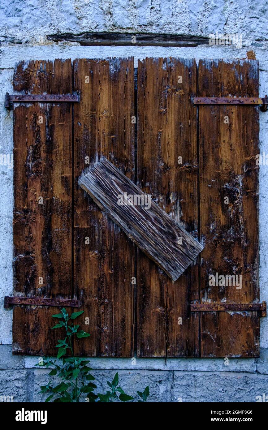 Porta in legno chiusa a Casso, Vajont Dam, Friuli, Italia Foto Stock