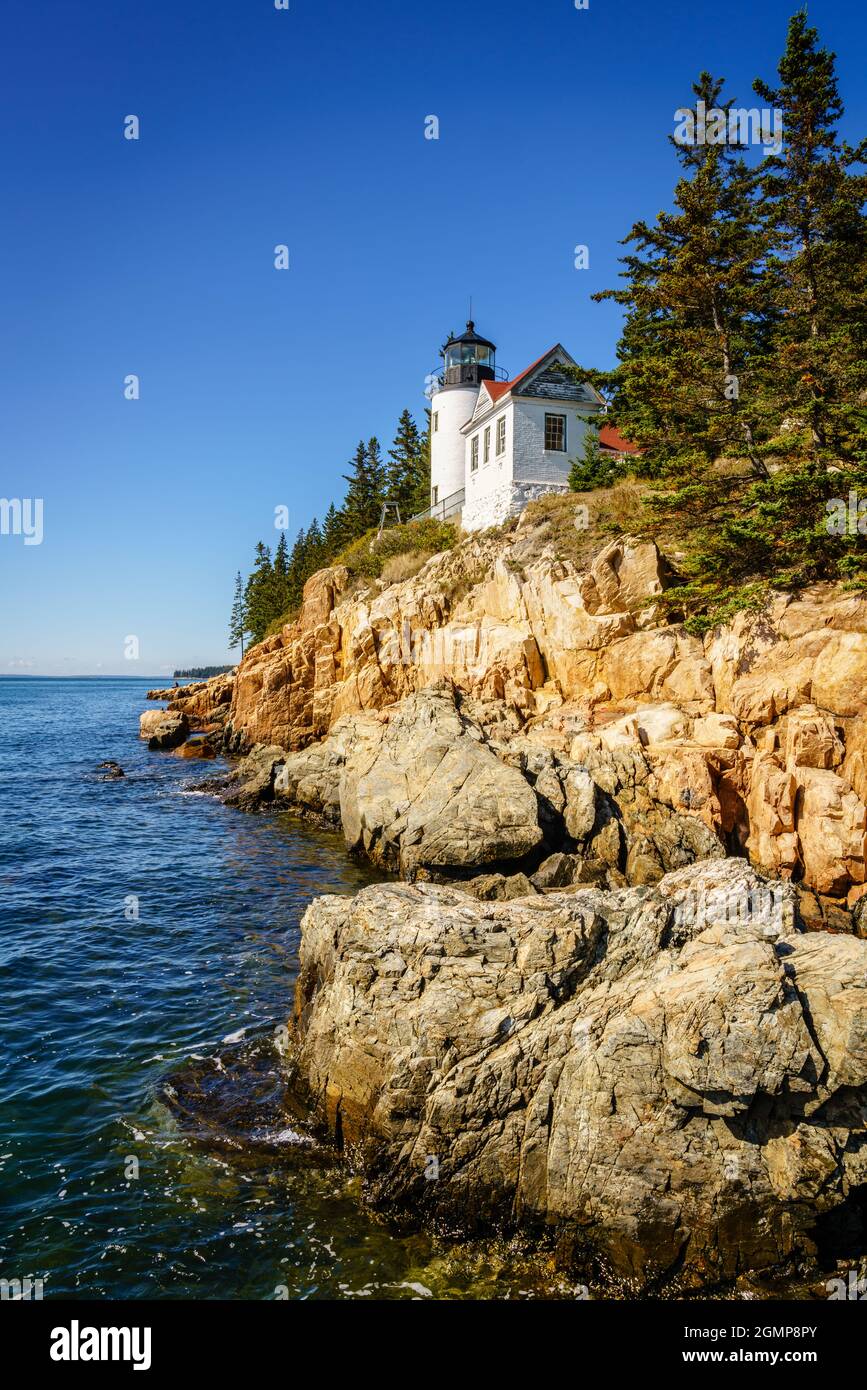 Vista panoramica del faro di Bass Harbor Head nell'Acadia National Park, Maine Foto Stock