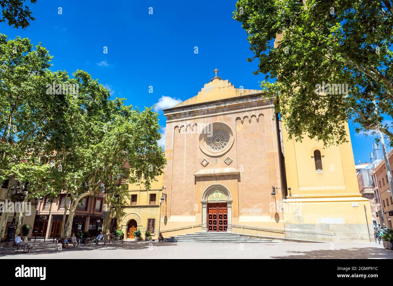 Barcellona, Spagna - 7 luglio 2017: Vista di un giorno di Plaza de la Concòrdia e Església de Santa Maria del Remei con la gente del posto sulle panchine di Barcellona, Spagna. Foto Stock