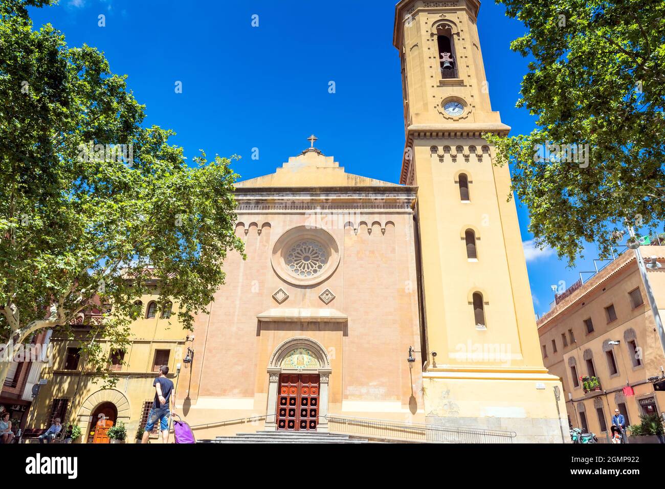 Barcellona, Spagna - 7 luglio 2017: Vista di un giorno di Plaza de la Concòrdia e Església de Santa Maria del Remei con la gente del posto sulle panchine di Barcellona, Spagna. Foto Stock