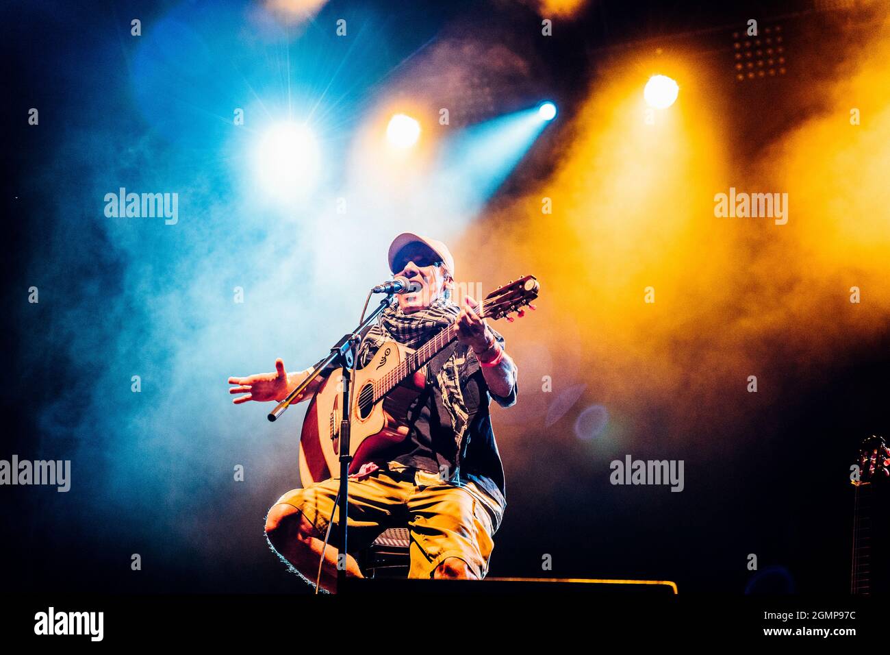 Concerto di Manu Chao a Livorno, Italia. El Chapulin solo Foto Stock