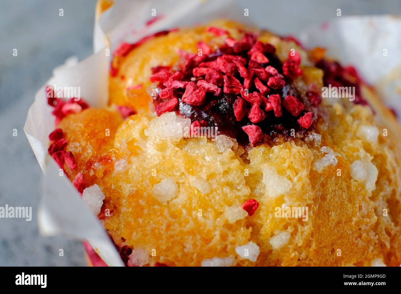 torta al muffin al lampone e alle rose Foto Stock