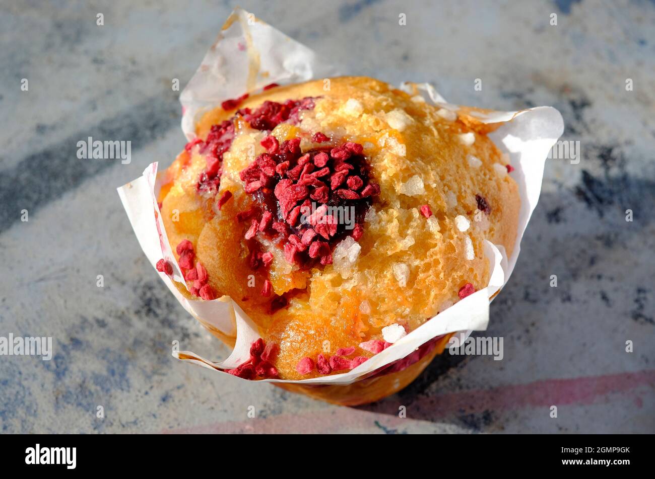 torta al muffin al lampone e alle rose Foto Stock