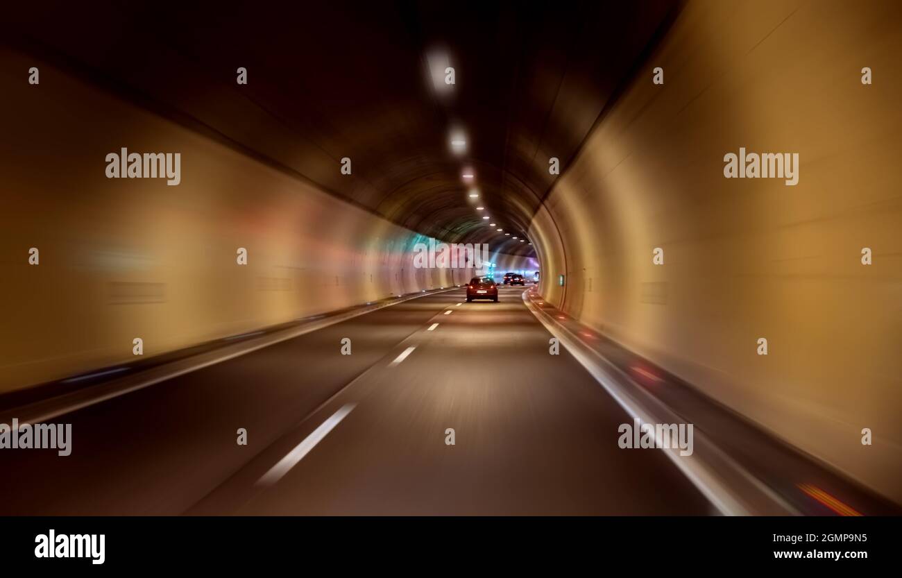 L'auto passa attraverso la guida dal punto di vista del tunnel Foto Stock