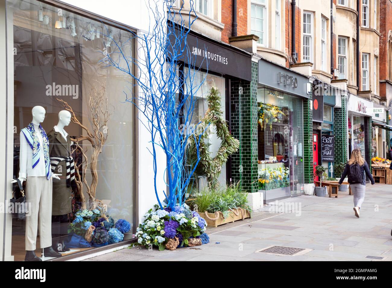 Londra, 20 settembre 2021: Le strade di Chelsea vengono decorate con esposizioni floreali per il Chelsea anuuale in Bloom Foto Stock