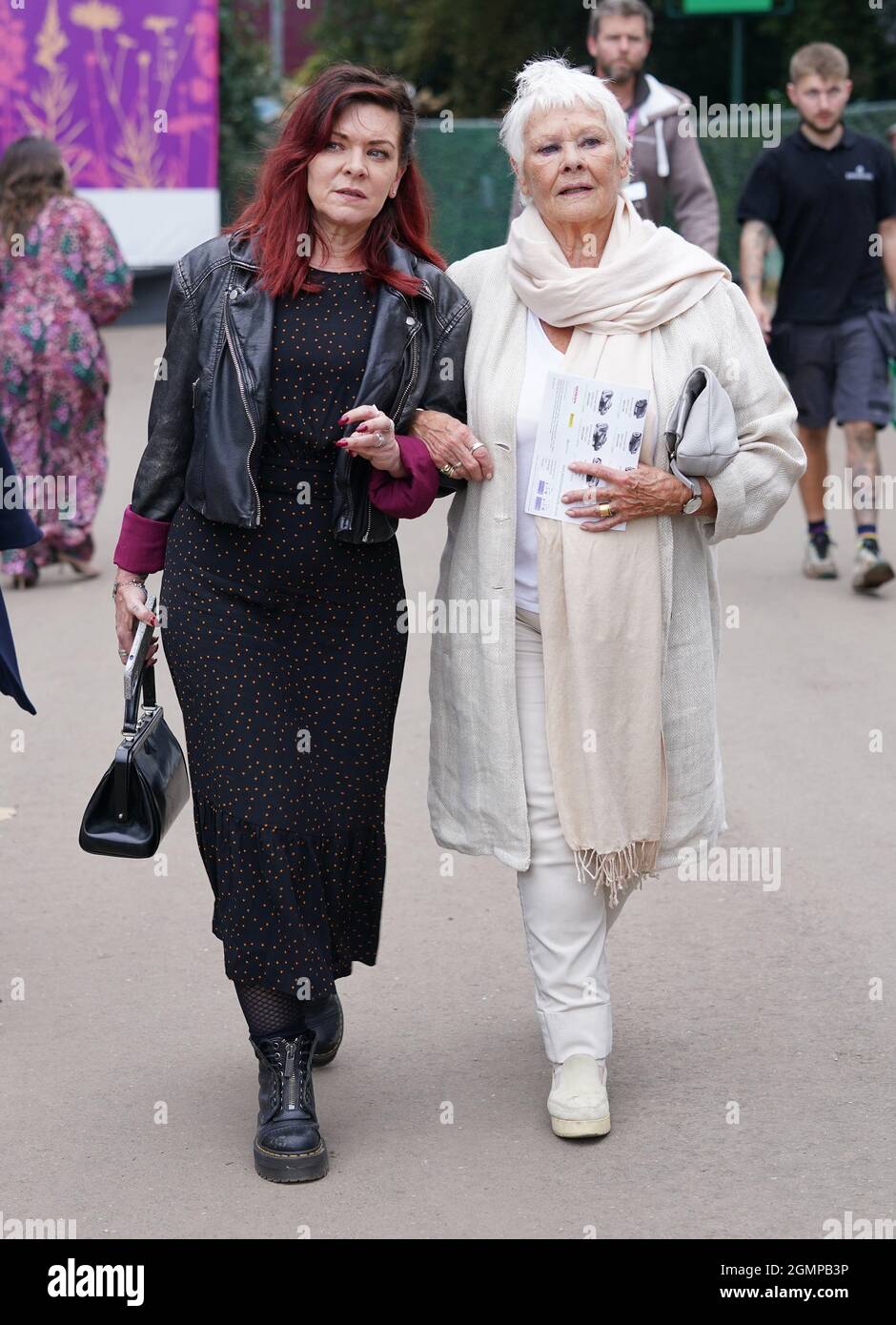 Dame Judi Dench e sua figlia Finty Williams al giorno stampa RHS Chelsea Flower Show, presso il Royal Hospital Chelsea, Londra. Data foto: Lunedì 20 settembre 2021. Foto Stock
