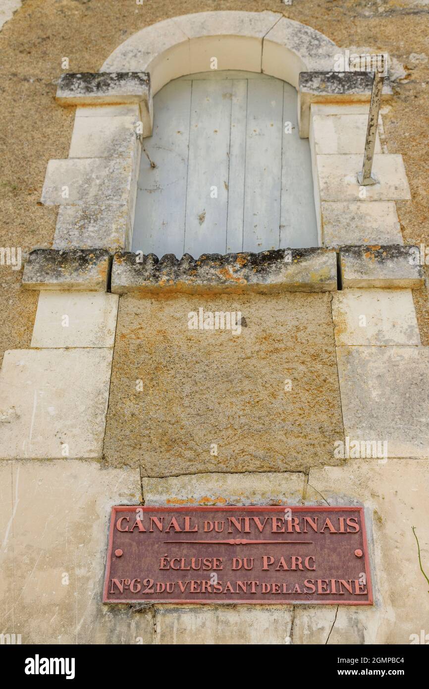 Francia, Yonne, Canal du Nivernais, Mailly le Chateau, piatto su casa di blocco // Francia, Yonne (89), Canal du Nivernais, Mailly-le-Château, Plaque sur mai Foto Stock
