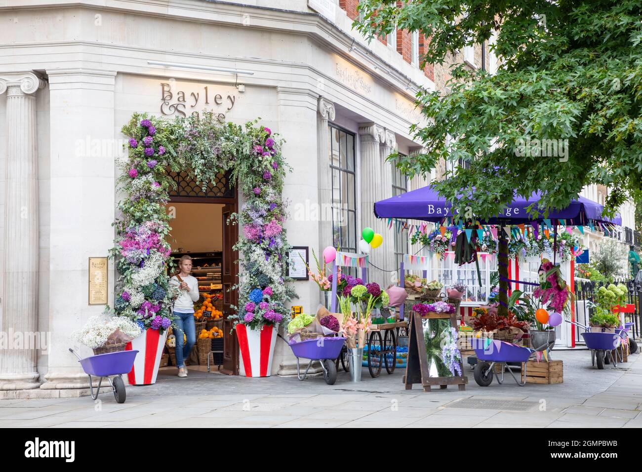 Londra, 20 settembre 2021: Le strade di Chelsea vengono decorate con esposizioni floreali per il Chelsea anuuale in Bloom Foto Stock