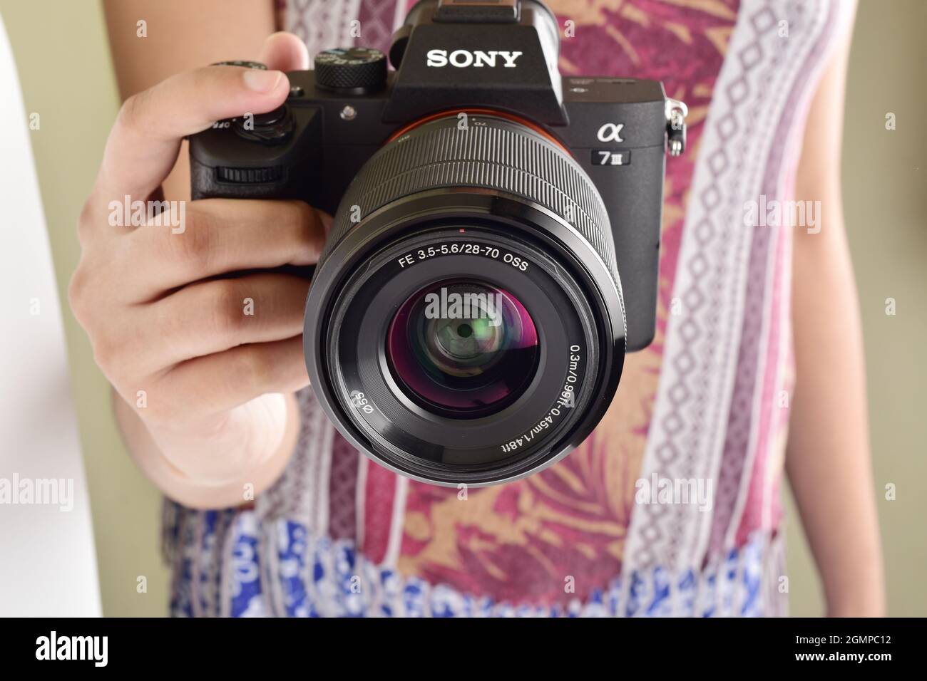 New Delhi, India - 5 ottobre 2020: Utilizzo della fotocamera Sony Mirrorless, Sony A7iii Foto Stock