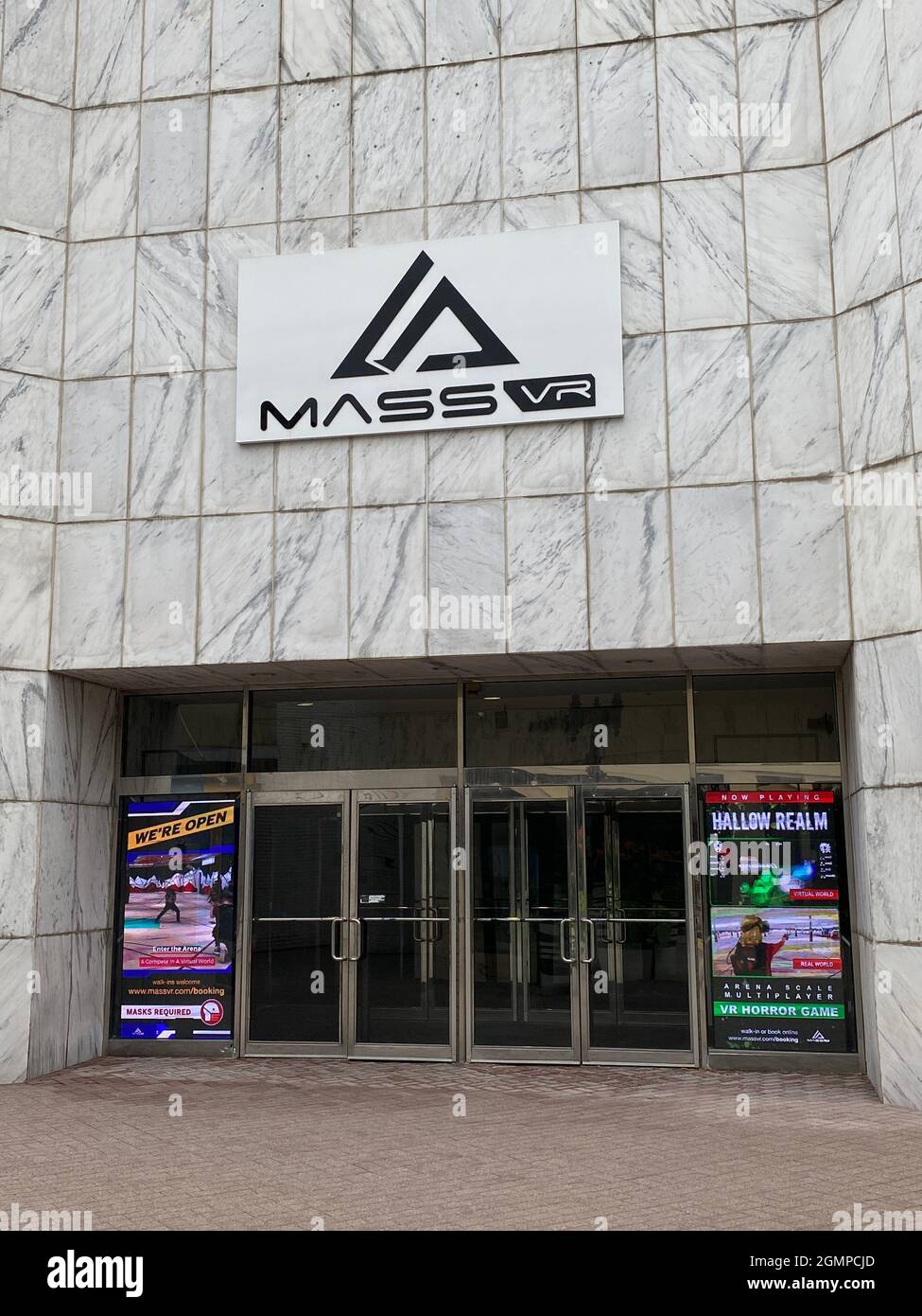 L'esterno di MassVR - un'arena di gioco in realtà virtuale - al centro commerciale Westfield Old Orchard nella periferia di Chicago. Foto Stock