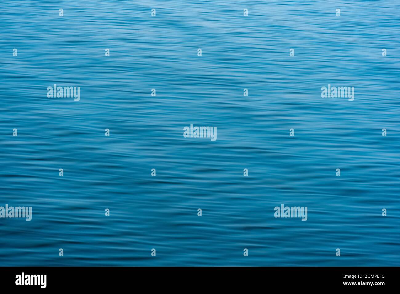 sfondo blu acqua offuscato astratto con onde Foto Stock