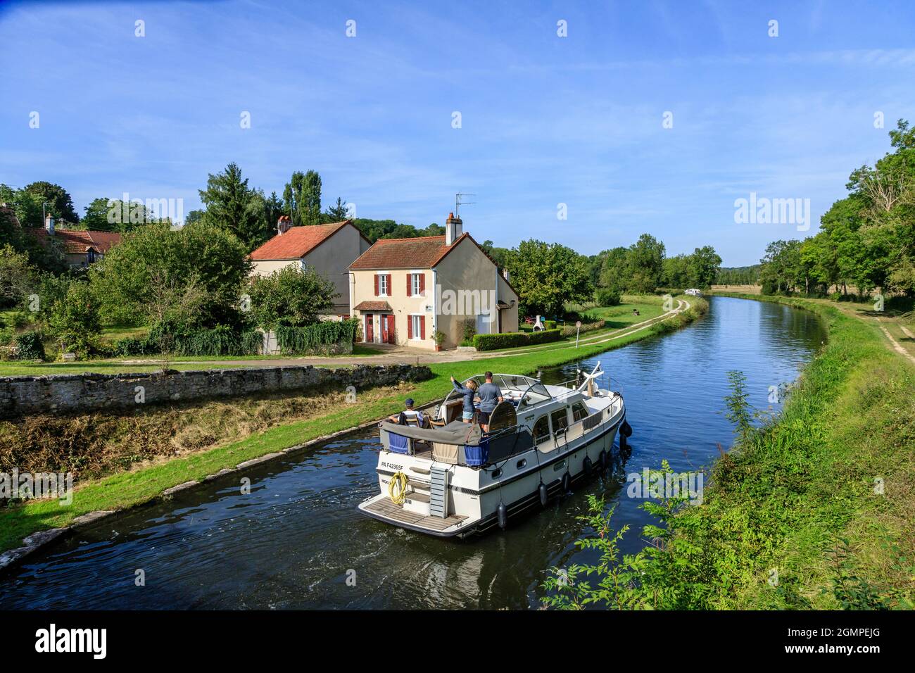 Francia, Yonne, Canal du Nivernais, Lucy sur Yonne, fluviale barca sul Canal du Nivernais // Francia, Yonne (89), Canal du Nivernais, Lucy-sur-Yonne, b Foto Stock