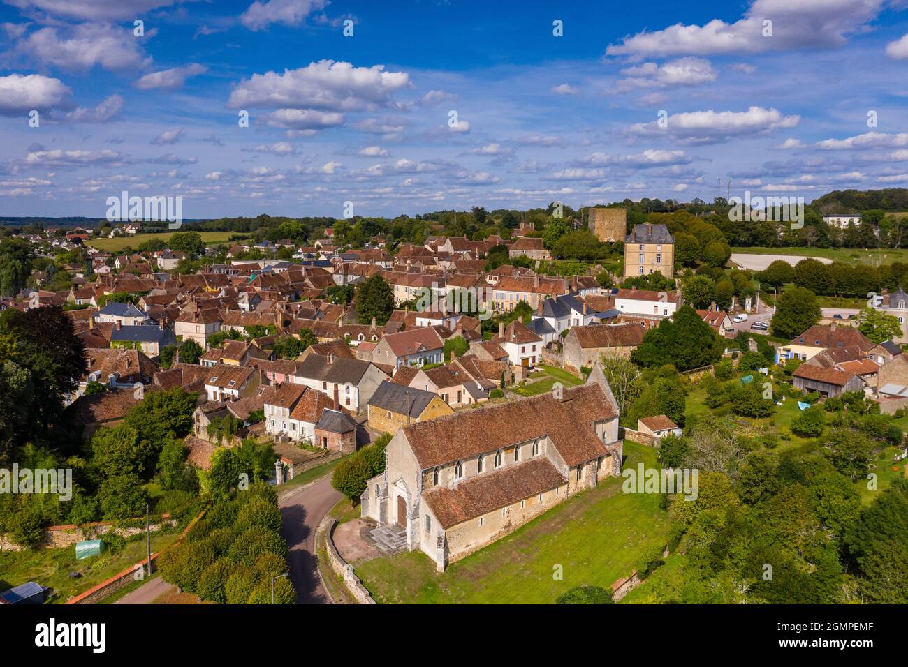 Francia, Yonne, Saint Sauveur en Puisaye, villaggio natale dello scrittore Colette (vista aerea) // Francia, Yonne (89), Saint-Sauveur-en-Puisaye, villaggio natale Foto Stock