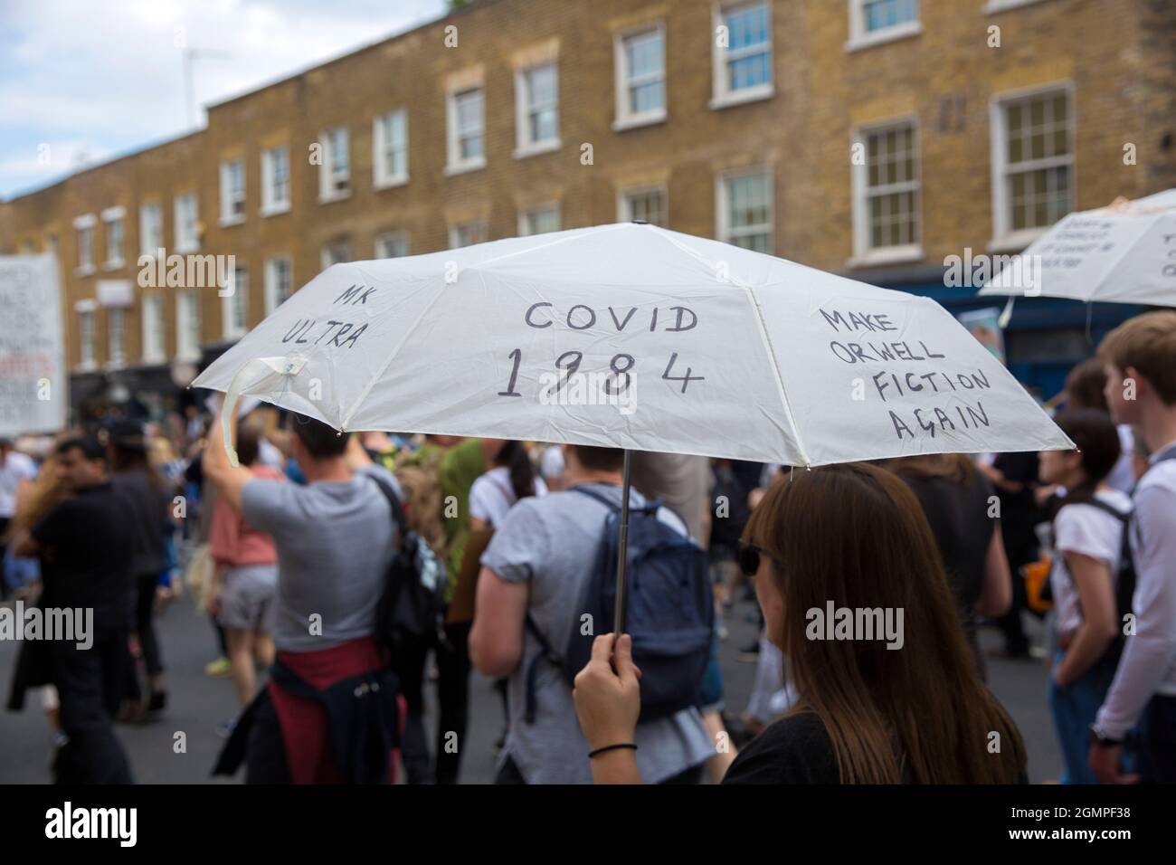 Persone contro i mandati di vaccino Covid-19, passaporto sanitario e restrizioni marzo durante un Rally per la libertà a Londra, sabato 18 settembre 2021. Foto Stock