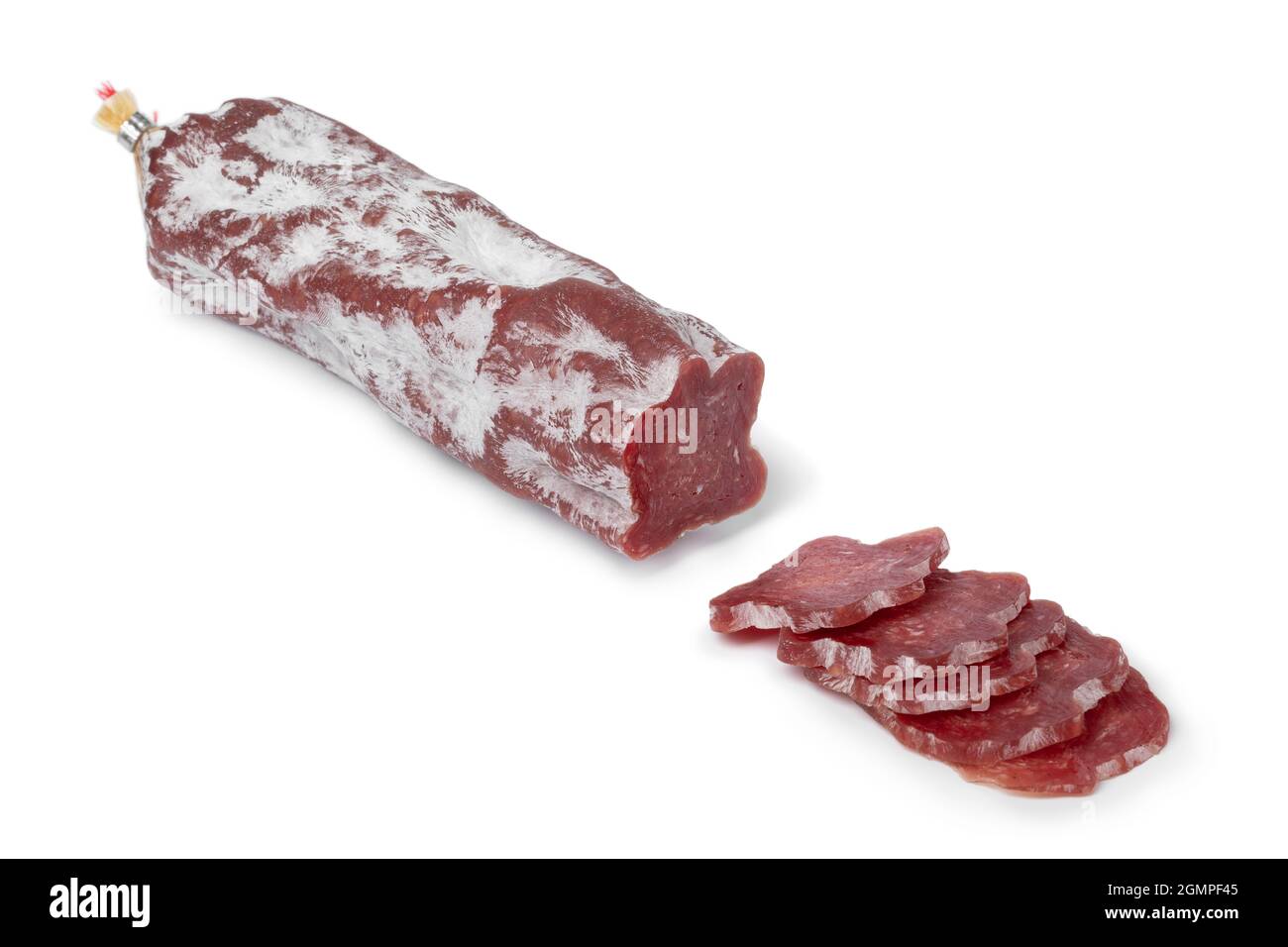 Salsiccia di Sant'Agaune a fette, un saucisson di maiale alla francese, isolato su sfondo bianco Foto Stock
