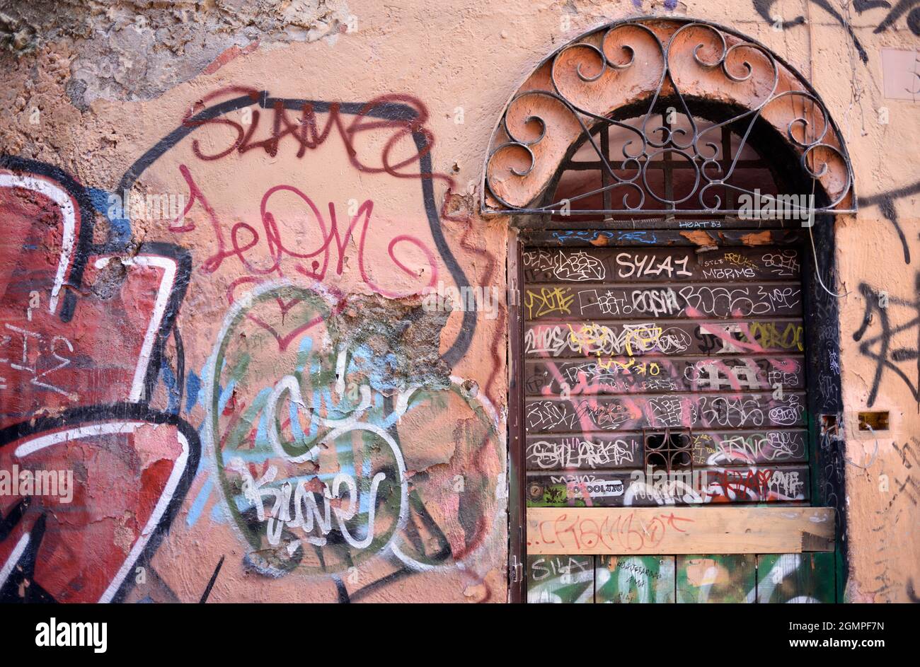 Italia, Roma, Trastevere, porta e graffiti Foto Stock