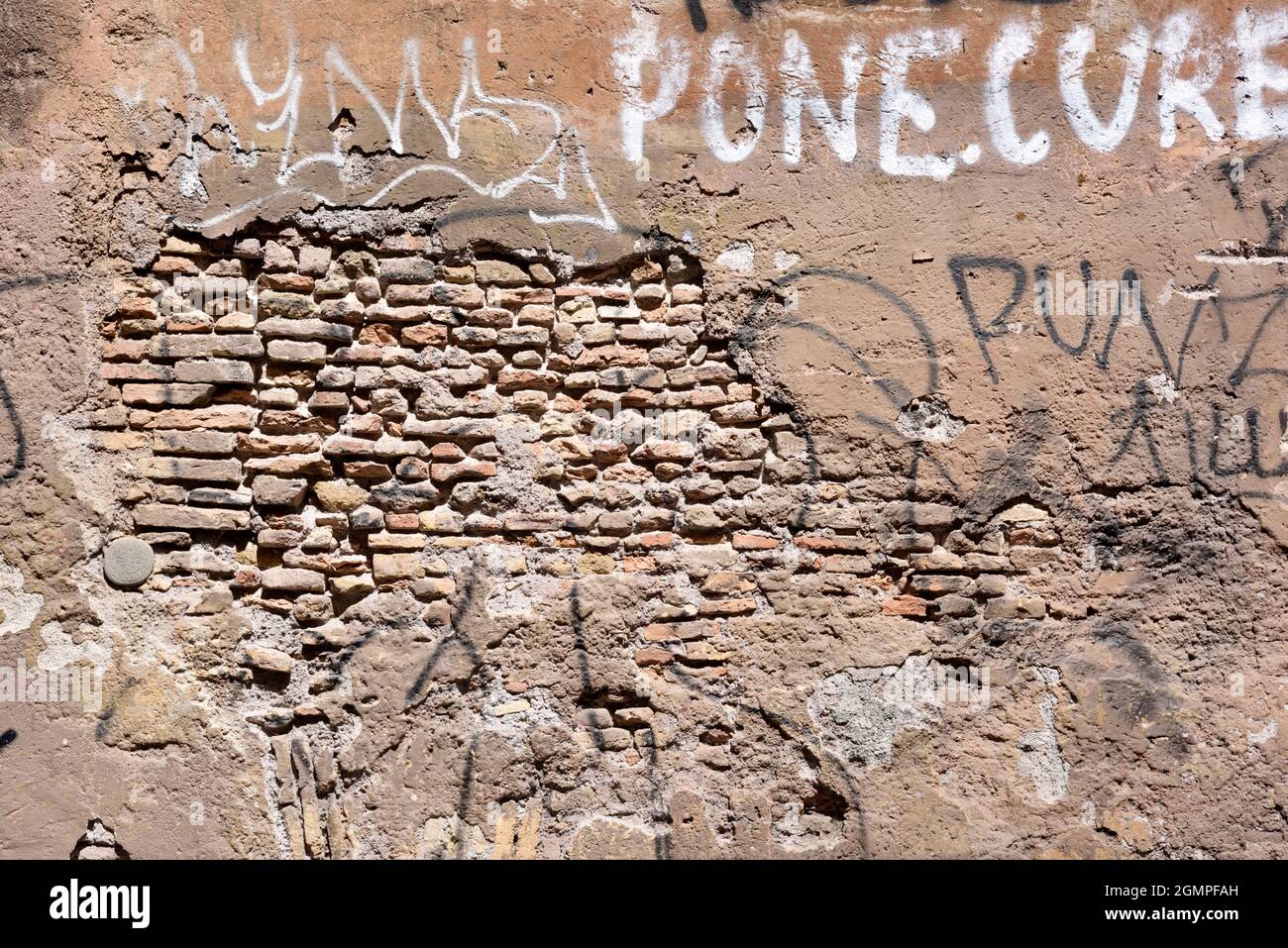 Italia, Roma, Trastevere, muro di mattoni e graffiti Foto Stock