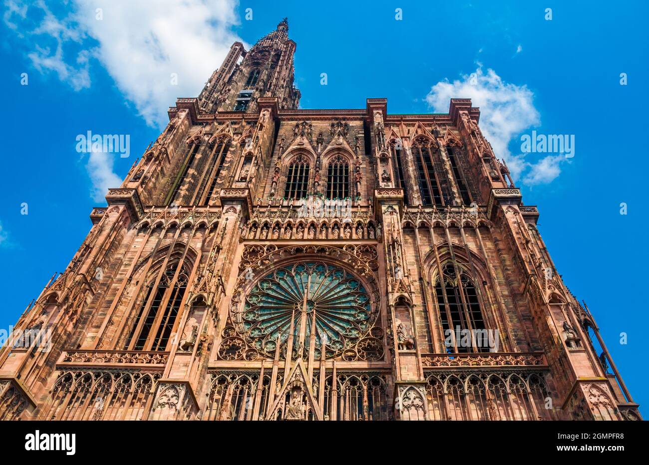 Bella inquadratura a basso angolo sul fronte ovest della famosa Cattedrale di Notre-Dame di Strasburgo. La pietra arenaria bruna-rossastra dalle montagne dei Vosgi... Foto Stock