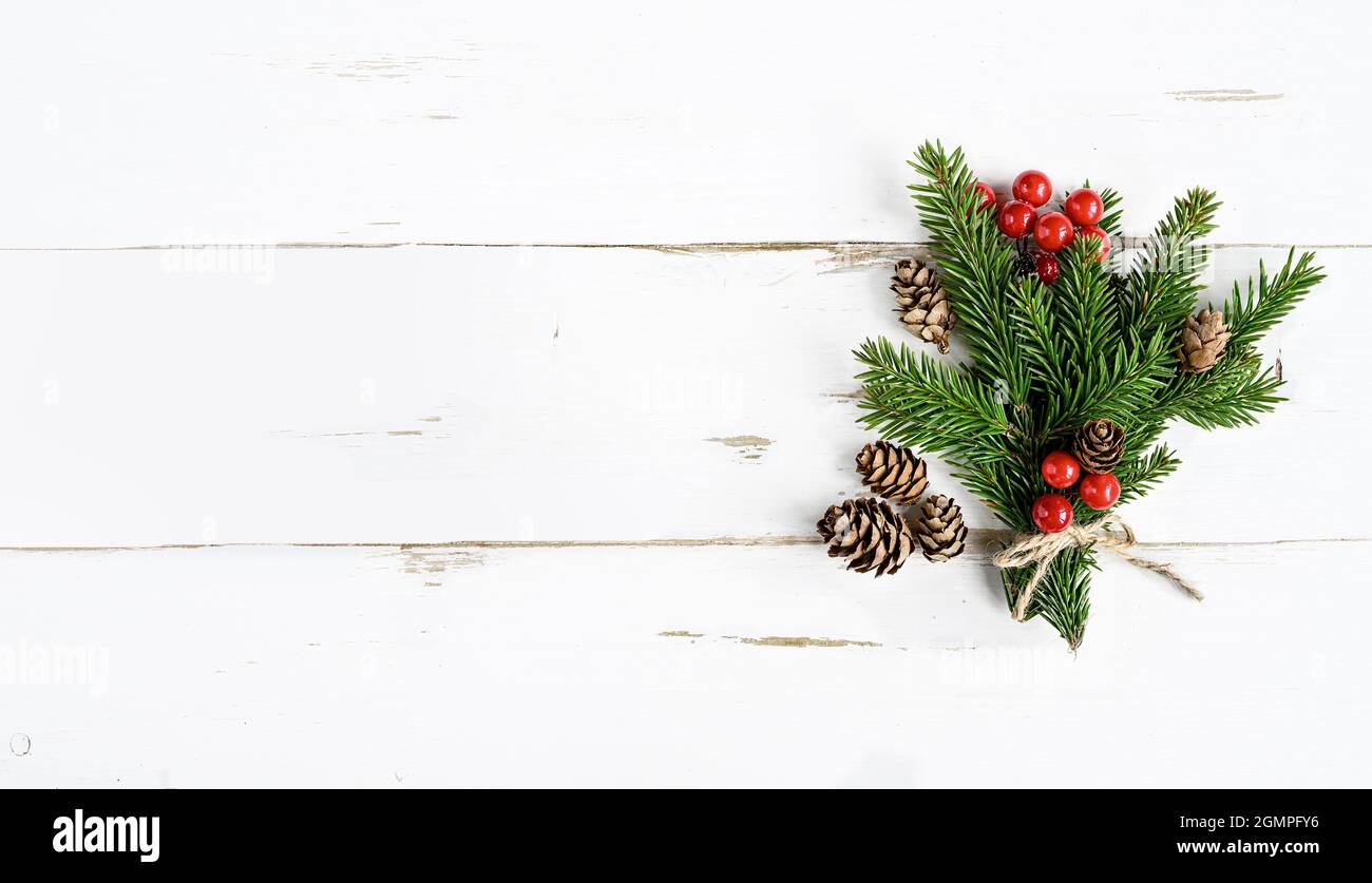 Mazzo di abete su asse di legno bianco Foto Stock