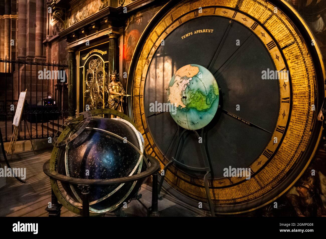 Bella vista ravvicinata del quadrante 24 ore con il globo celeste montato sulla base che fa parte dell'orologio astronomico, situato nella famosa... Foto Stock