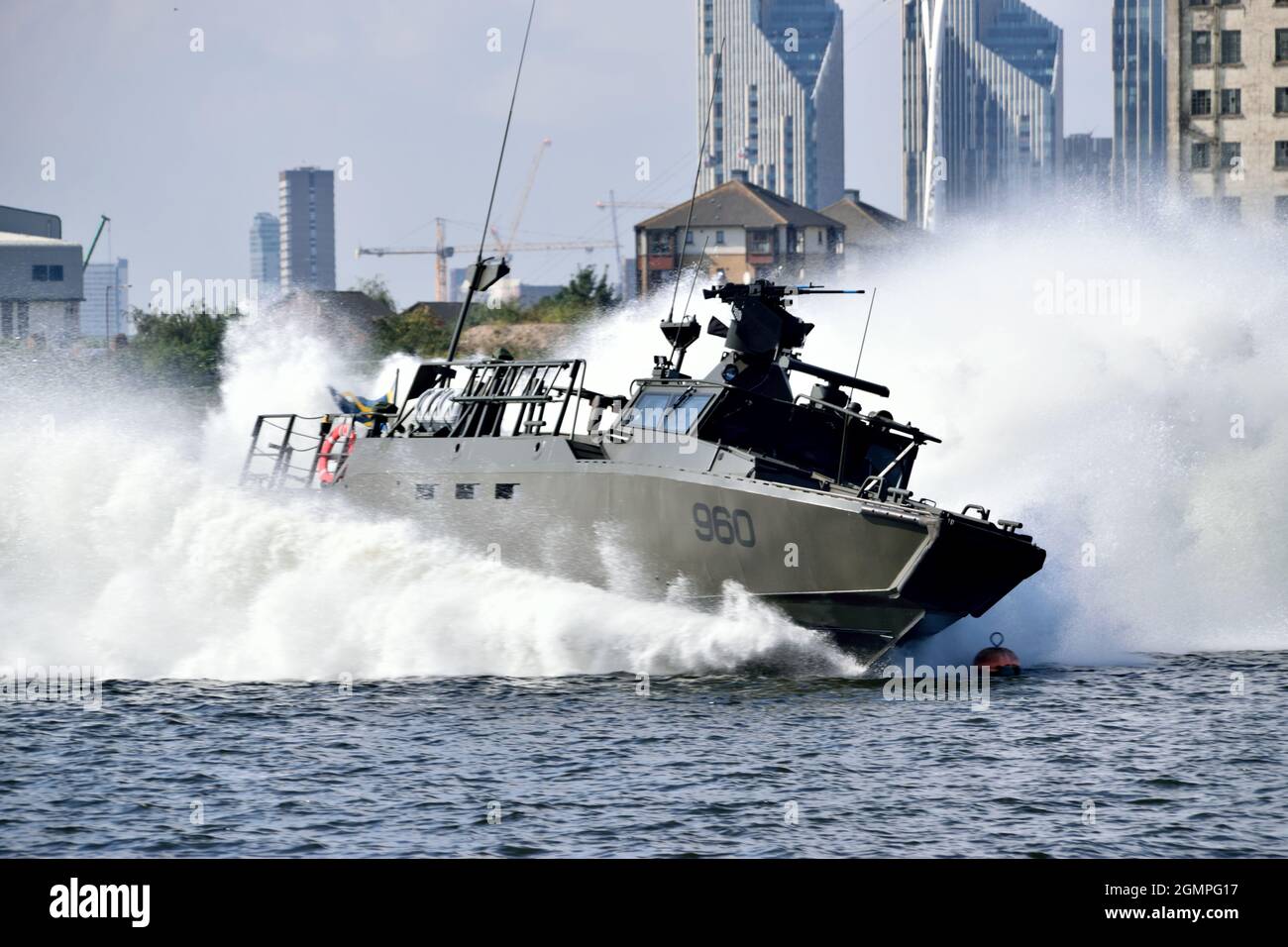 Nave di pattuglia della marina svedese CB90 NG che si impegna a manovrare con difficoltà e rapidità nel Royal Victoria Dock di Londra come parte dell'evento DSEI 2021 Foto Stock