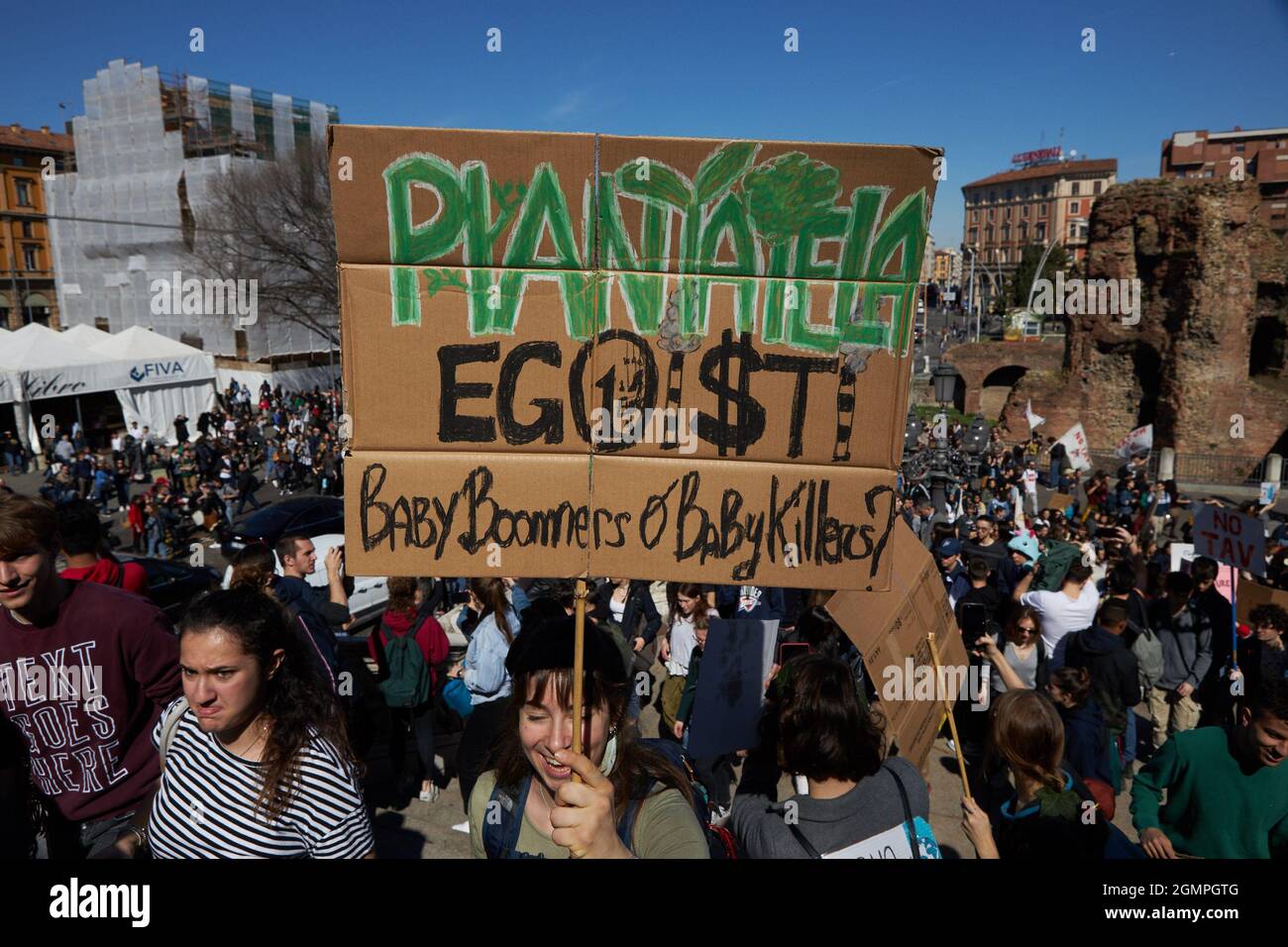 Bologna, Italia. Marzo 15, 2019. Oltre 10,000 bambini e altri attivisti protestano a Bologna per un'azione sul cambiamento climatico con una marcia avanti Foto Stock