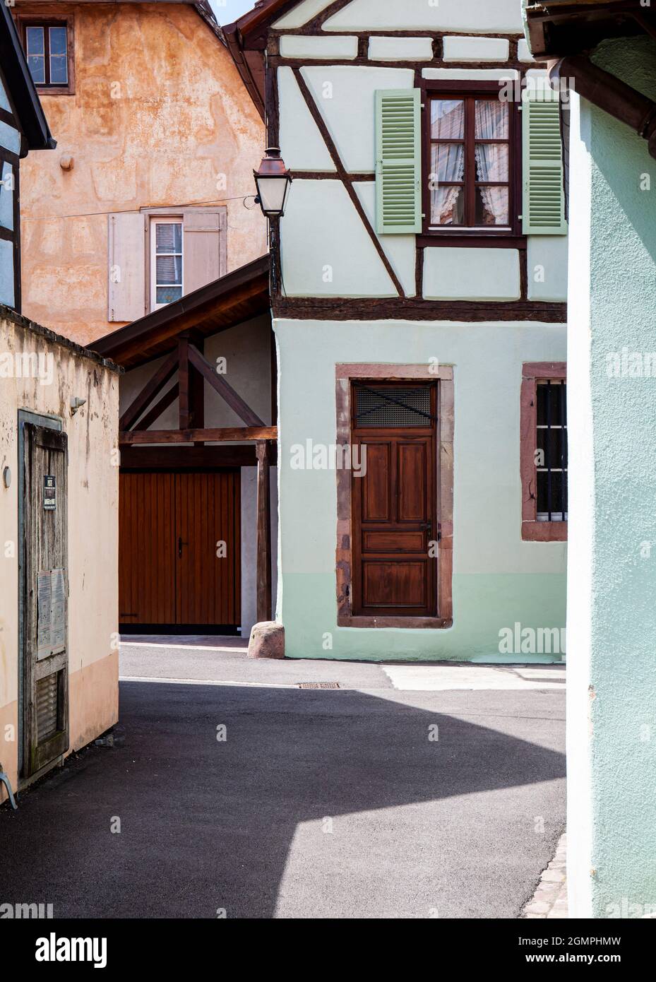 Vicolo stretto con vecchie case a Ribeauville, Alsazia, Francia Foto Stock