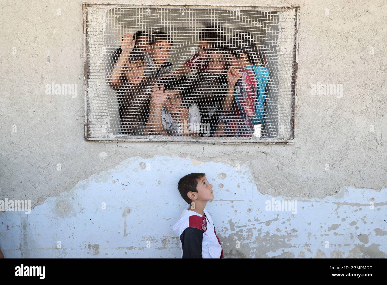 AFE, Siria. 20 Settembre 2021. Gli studenti iniziano il lavoro scolastico nella scuola comunale AFE all'inizio dell'anno scolastico nel Governatorato Idlib, nonostante le cattive condizioni dovute a un raid aereo che ha colpito e parzialmente distrutto la scuola nel 2019. Credit: ANAS Alkharboutli/dpa/Alamy Live News Foto Stock