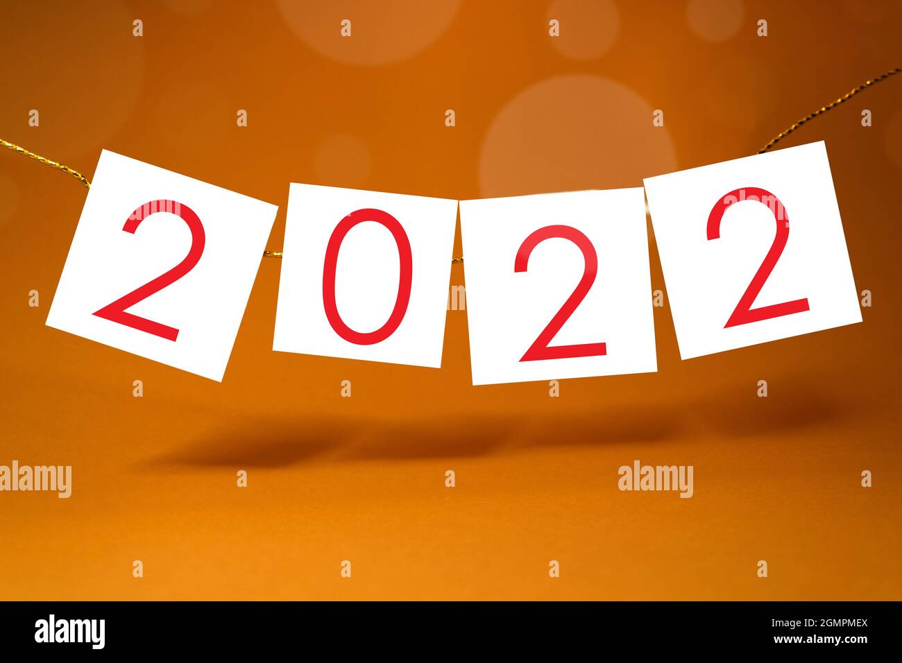 2022 modello felice anno nuovo per saluti e calendari su sfondo giallo ornage Foto Stock