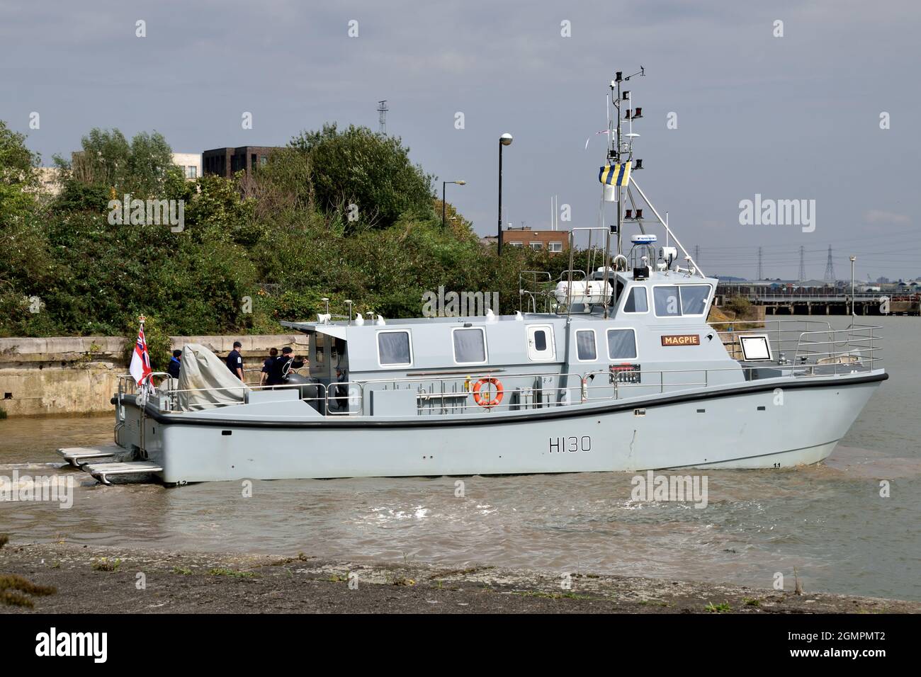 Royal Navy Survey Vessel HMS MAGPIE lascia i Royal Docks di Londra dopo aver partecipato all'evento DSEI 2021 Foto Stock
