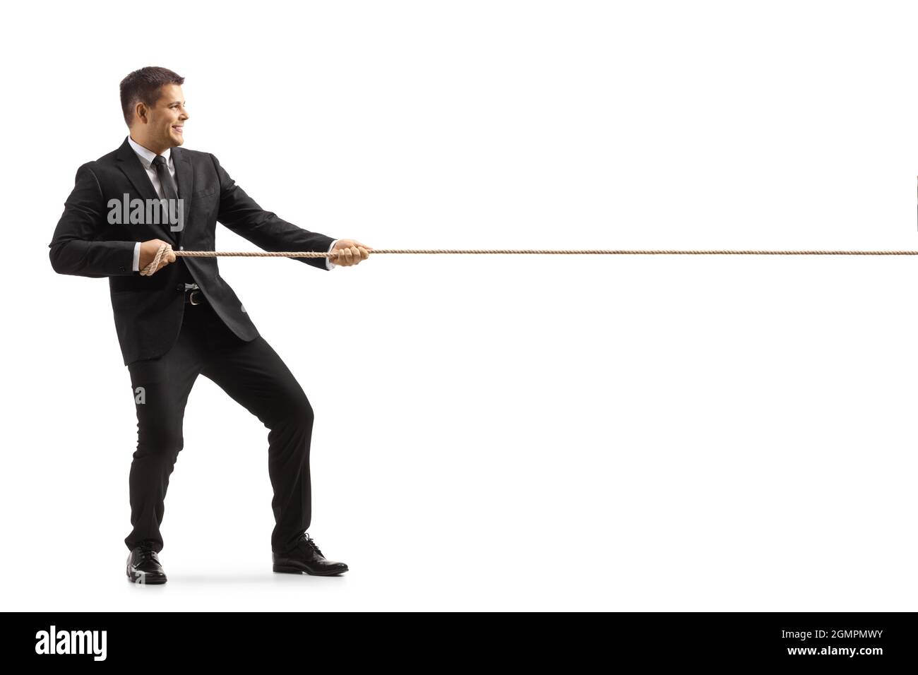 Il profilo a tutta lunghezza di un uomo d'affari in vestito e cravatta tirando una corda isolata su sfondo bianco Foto Stock