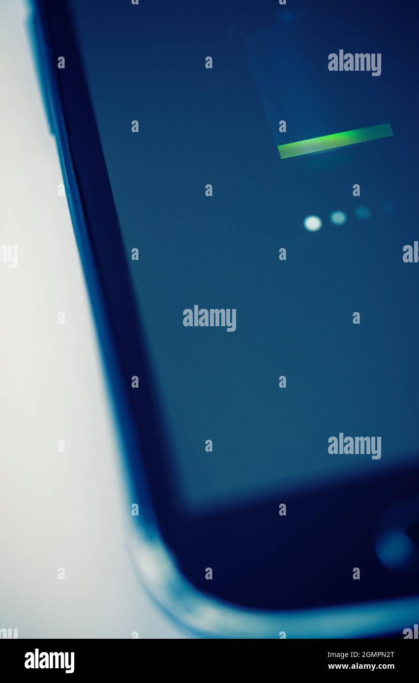 Primo piano di un telefono cellulare in carica Foto Stock