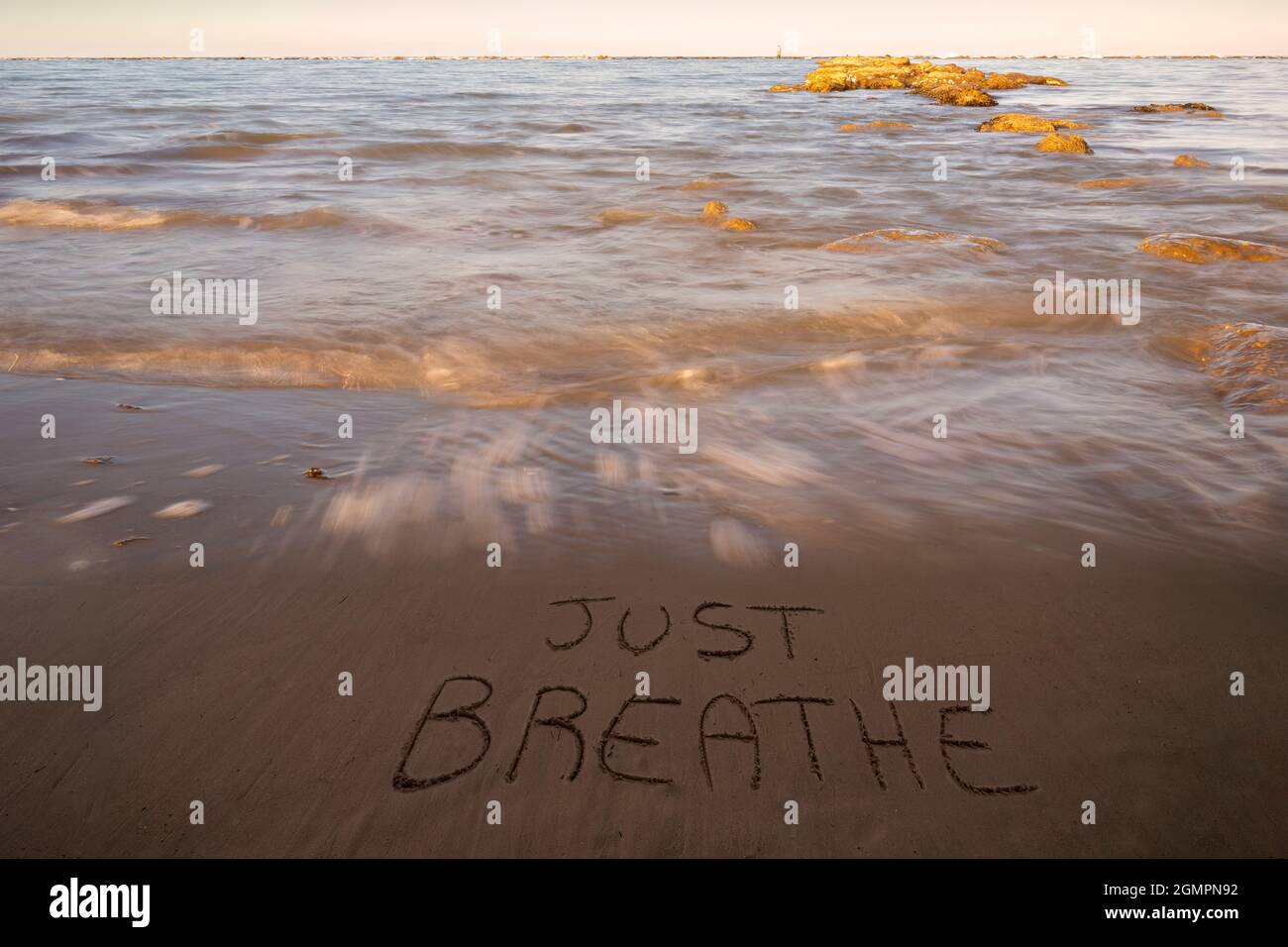 Manoscritta respira solo sulla spiaggia sabbiosa al tramonto, relax e concetto estivo, mare adriatico italiano. Foto Stock